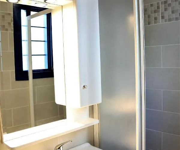 Zoe With Seaview Near Golden *